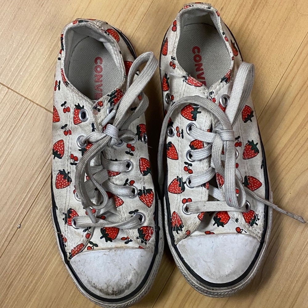 Girls Kids Sz 13 Converse Chuck Taylor All Star Low Strawberry Print Sneakers